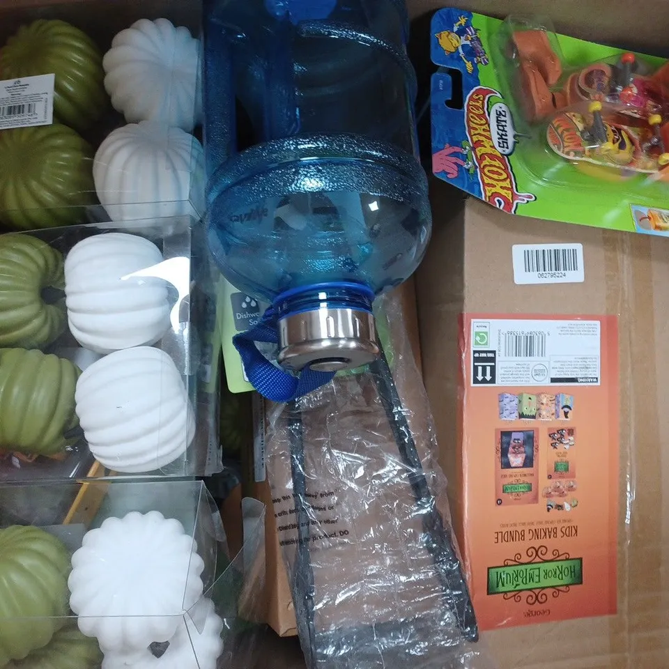 BOX OF APPROXIMATELY 15 ASSORTED HOUSEHOLD ITEMS TO INCLUDE SCENTED CANDLE, WAX MELTS, HOT WHEELS SKATE, ETC - COLLECTION ONLY