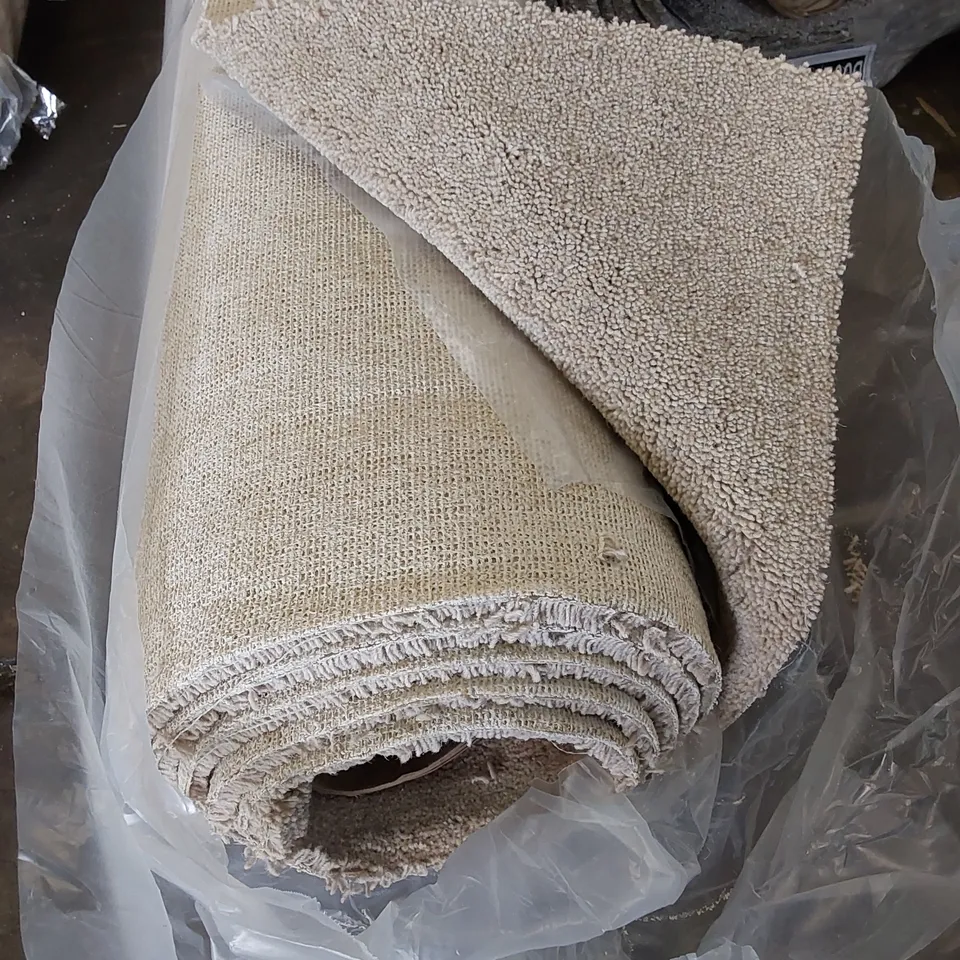 ROLL OF QUALITY SAVAGE ABUNDANCE CARPET // SIZE: APPROX 5 X 4m