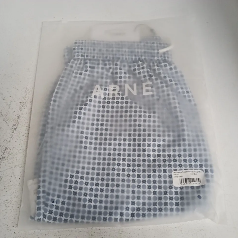 BAGGED ARNE CAPRI PRINTED SHELL SWIM SHORTS IN LIGHT BLUE - MEDIUM