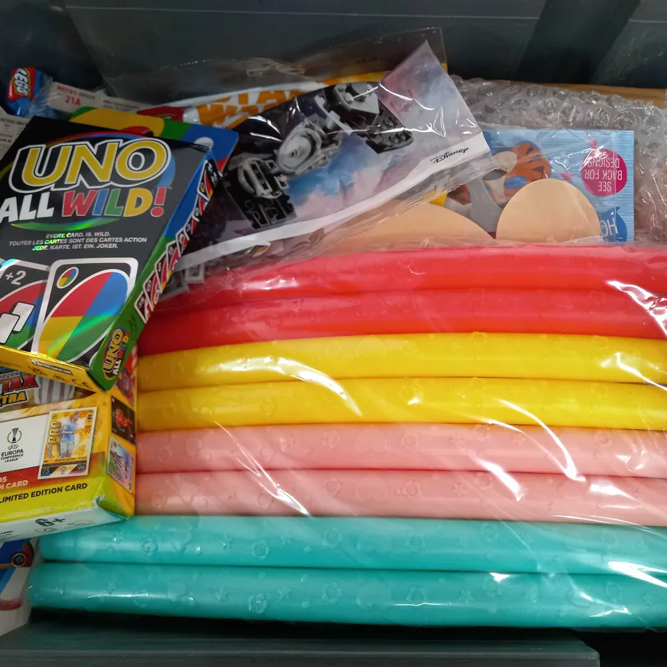 BOX OF APPROX 20 ASSORTED TOYS TO INCLUDE - UNO ALL WILD - LEGO STAR WARS 30381 - HOT WHEELS 87 FORD SIERRA COSWORTH ECT 
