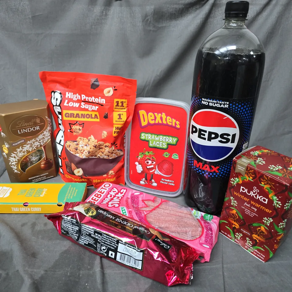 APPROXIMATELY 15 ASSORTED FOOD & DRINK ITEMS TO INCLUDE DEXTERS STRAWBERRY LACES, PEPSI MAX, LINDT LINDOR, ETC - COLLECTION ONLY