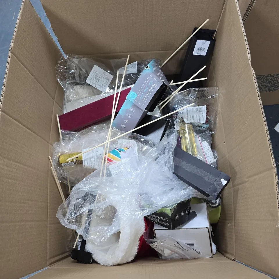 BOX OF APPROXIMATELY 15 ASSORTED ITEMS TO INCLUDE: CHRISTMAS TREE STYLE DECORATION 