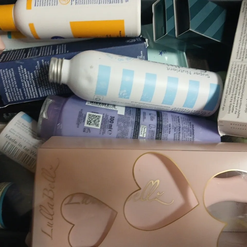 APPROXIMATELY 20 ASSORTED COSMETIC ITEMS TO INCLUDE SOAP & GLORY, L'ORÉAL, ETC - COLLECTION ONLY