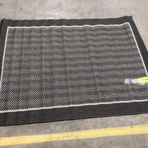 AIMA BLACK/CREAM RUG // 160 X 120CM