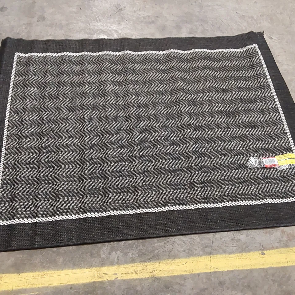 AIMA BLACK/CREAM RUG // 160 X 120CM