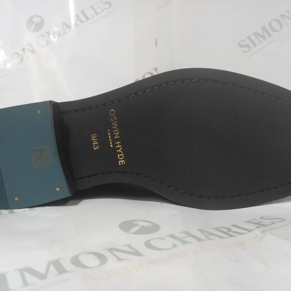 BOXED PAIR OF OSWIN HYDE LONDON SHOES IN BLACK SIZE 9