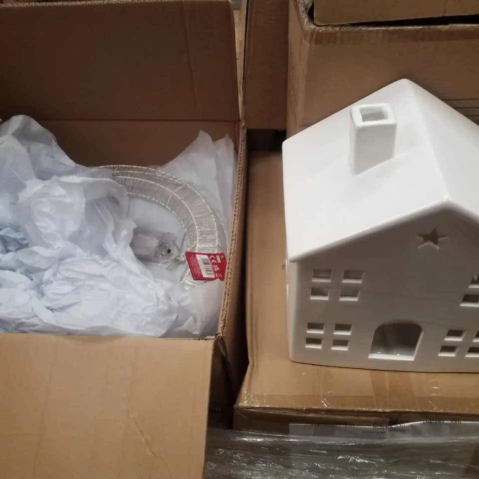 PALLET CONTAINING ASSORTED CHRISTMAS PRODUCTS & DECORATIONS INCLUDING LED WREATHS, GLAZED CERAMIC HOUSE, SNOWMAN SOUP DISPENSERS & WREATHS