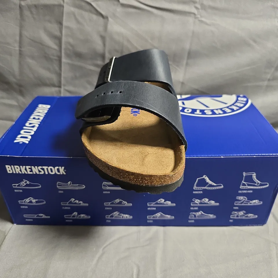 BOXED PAIR OF BIRKENSTOCK ARIZONA BS SANDALS IN DEEP NAVY SIZE UK 4.5