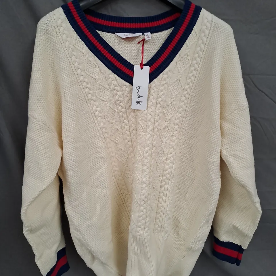 APPROXIMATELY 30 CLOTHING ITEMS TO INCLUDE JUMPERS AND BLOUSES