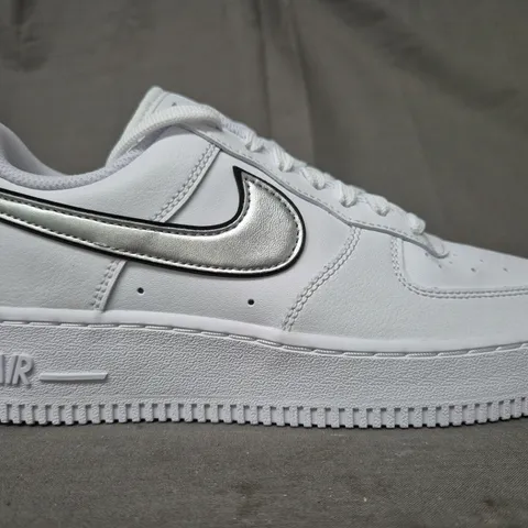 BRAND NEW BOXED PAIR OF NIKE WOMEN'S AIR FORCE 1 '07 ESS SHOES IN WHITE/METALLIC SILVER UK SIZE 5