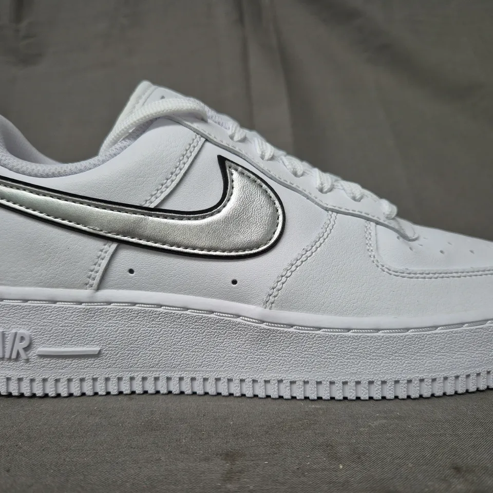 BRAND NEW BOXED PAIR OF NIKE WOMEN'S AIR FORCE 1 '07 ESS SHOES IN WHITE/METALLIC SILVER UK SIZE 5