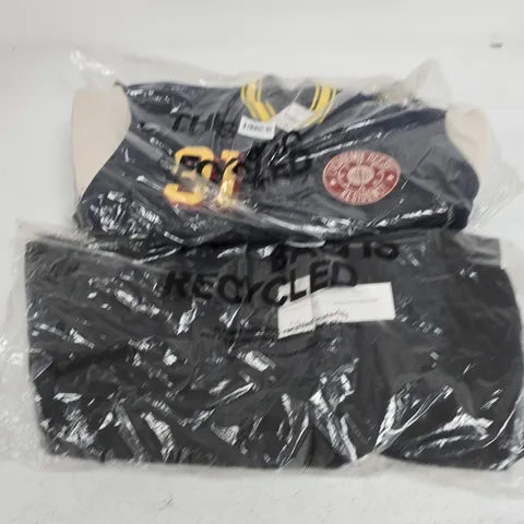 APPROXIMATELY 6 ASSORTED CLOTHING ITEMS IN VARIOUS SIZES, COLOURS & STYLES TO INCLUDE VARSITY JACKET, ARI SPRAY JACKET