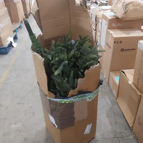 BOXED PRE-LIT CHRISTMAS TREE