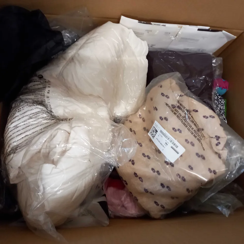 LARGE QUANTITY OF CLOTHING ITEMS TO INCLUDE DRESSES, SWEATERS, JEANS, T-SHIRTS, ETC
