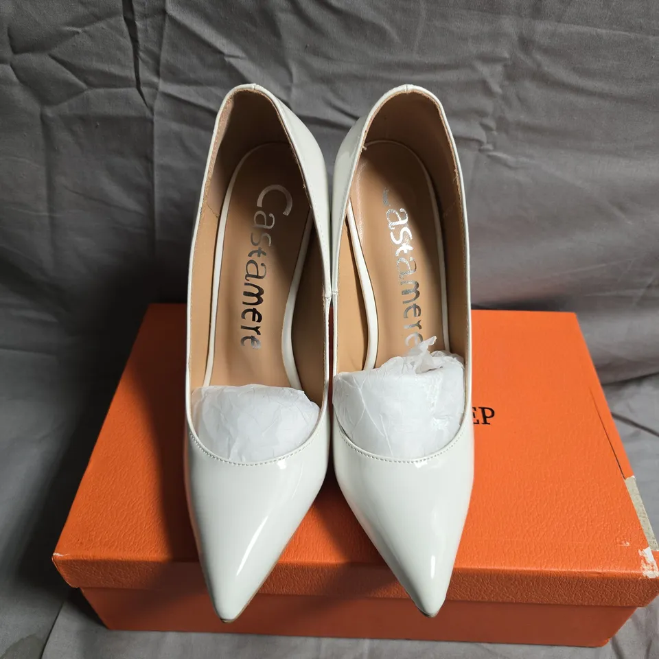 WOMEN'S WHITE PATENT LEATHER HIGH HEEL PUMPS – POINTED TOE - SIZE UNSPECIFIED