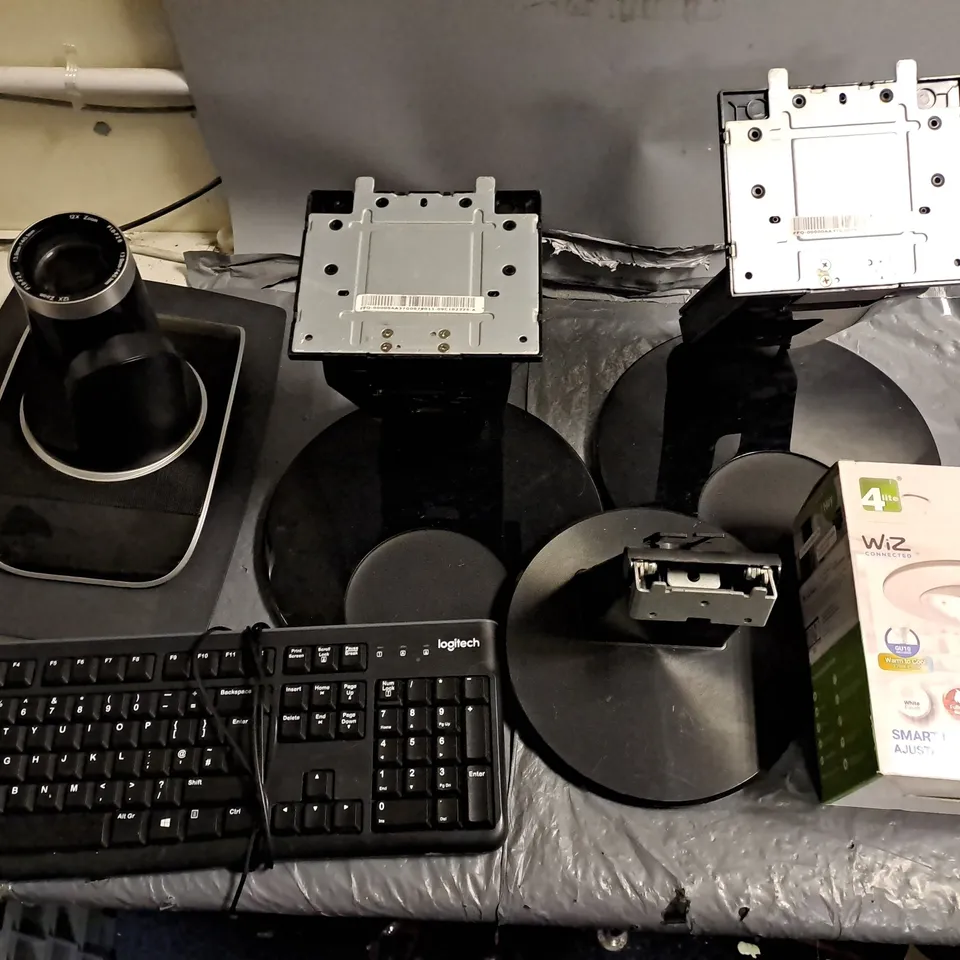 LOT OF 7 ASSORTED ITEMS TO INCLUDE MONITOR STANDS, ADJUSTABLE DOWNLIGHT AND WIRED KEYBOARD