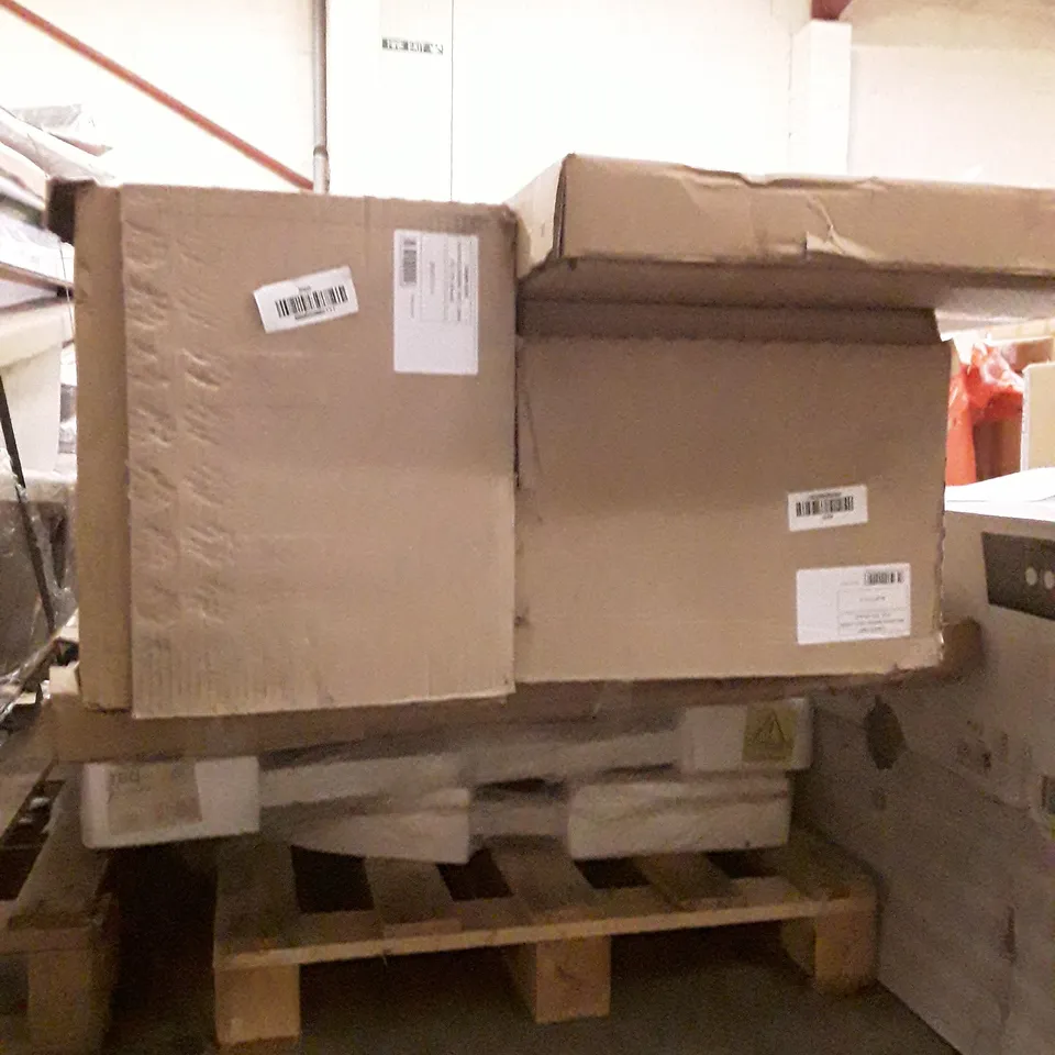 PALLET OF ASSORTED BATHROOM PARTS INCLUDING TOWER UNITS & SHOWER TRAYS
