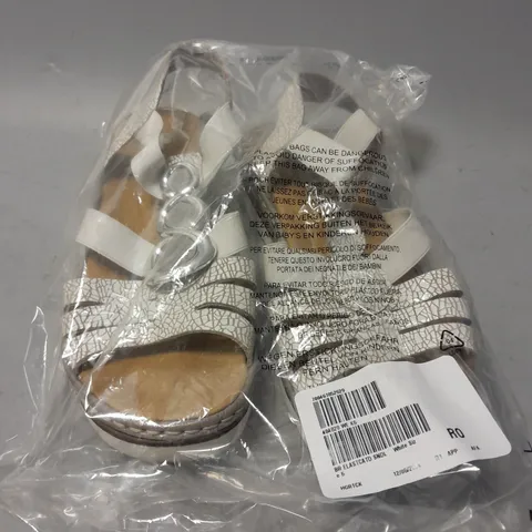 RIEKER ELASTICATED METAL DESIGN SANDAL SIZE 6