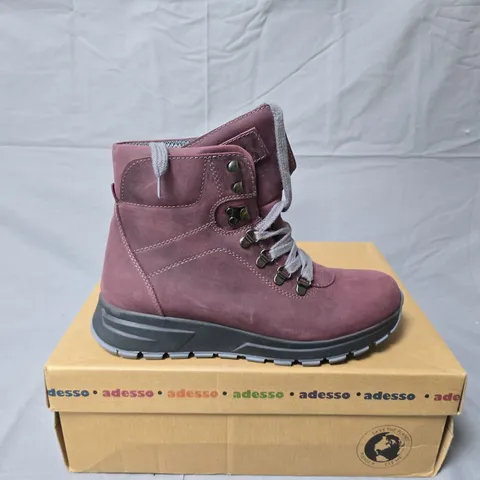 BOXED ADESSO BURGUNDY HIKING BOOTS (SIZE 40) – MEN'S SHOES
