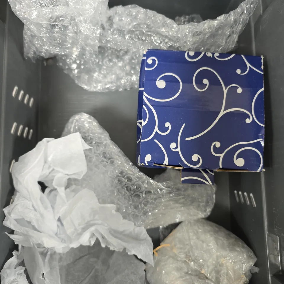 APPROXIMATELY 5 ASSORTED HOUSEHOLD PRODUCTS TO INCLUDE HOME DECOR, MINI CONTAINER ETC 