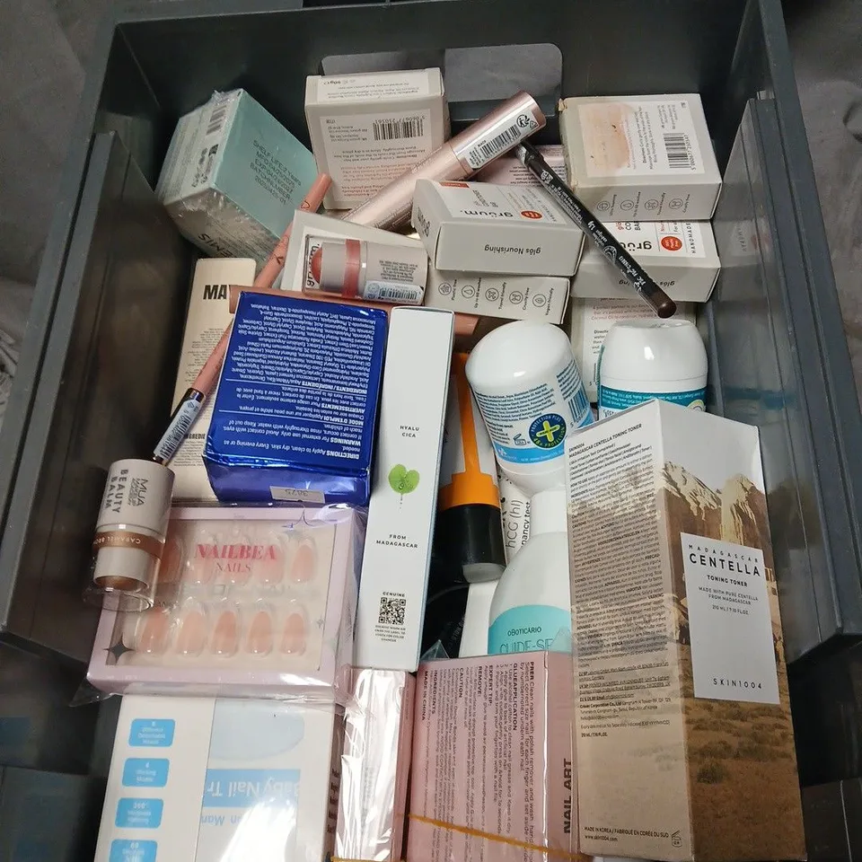 APPROXIMATLEY 30 ITEMS INCLUDING ASSORTED HEALTH & BEAUTY ITEMS – SKINCARE, HAIR DYE SHAMPOO & NAIL CARE KAISASA BLACK HAIR DYE SHAMPOO AND GRUM GLOS CODITIONING BAR .