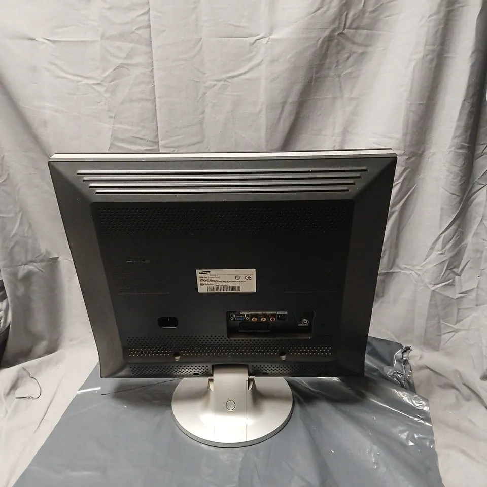 SAMSUNG LCD MONITOR – BLACK BEZEL WITH SILVER CIRCULAR STAND. UNBOXED