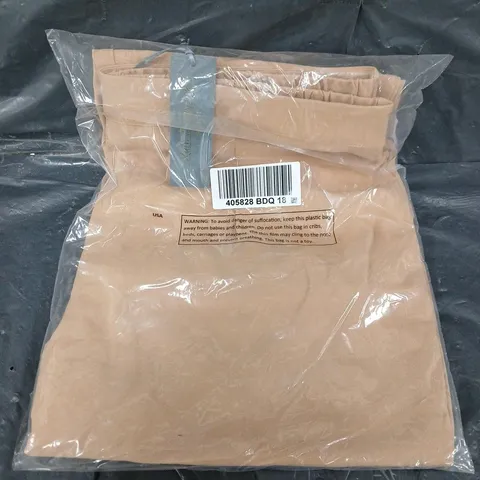 BAGGED RUTH LANGSFORD TAPERED PULL ON TROUSER PETITE IN CARAMEL - SIZE 18