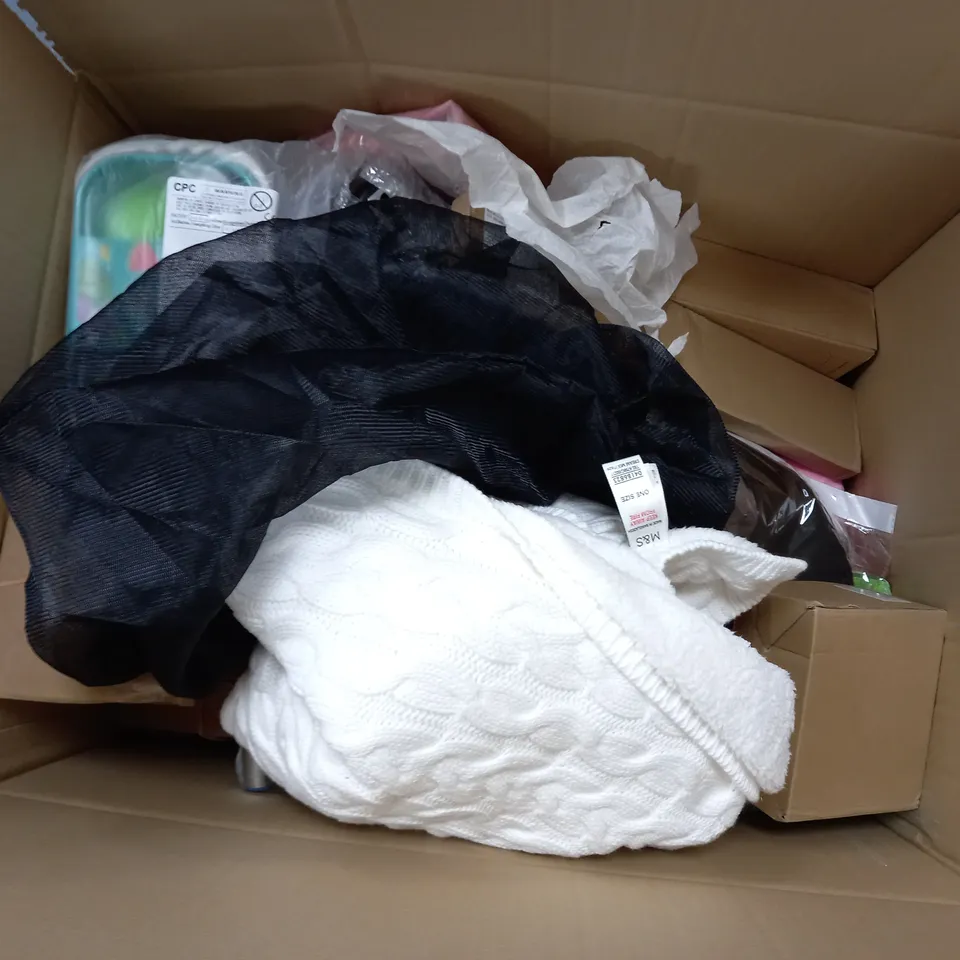 APPROXIMATELY 14 ASSORTED HOUSEHOLD ITEMS TO INCLUDE DURABLE PUNCHED POCKETS, CAT & DOG CARRY ALONG BAG, DOORMAT, ETC