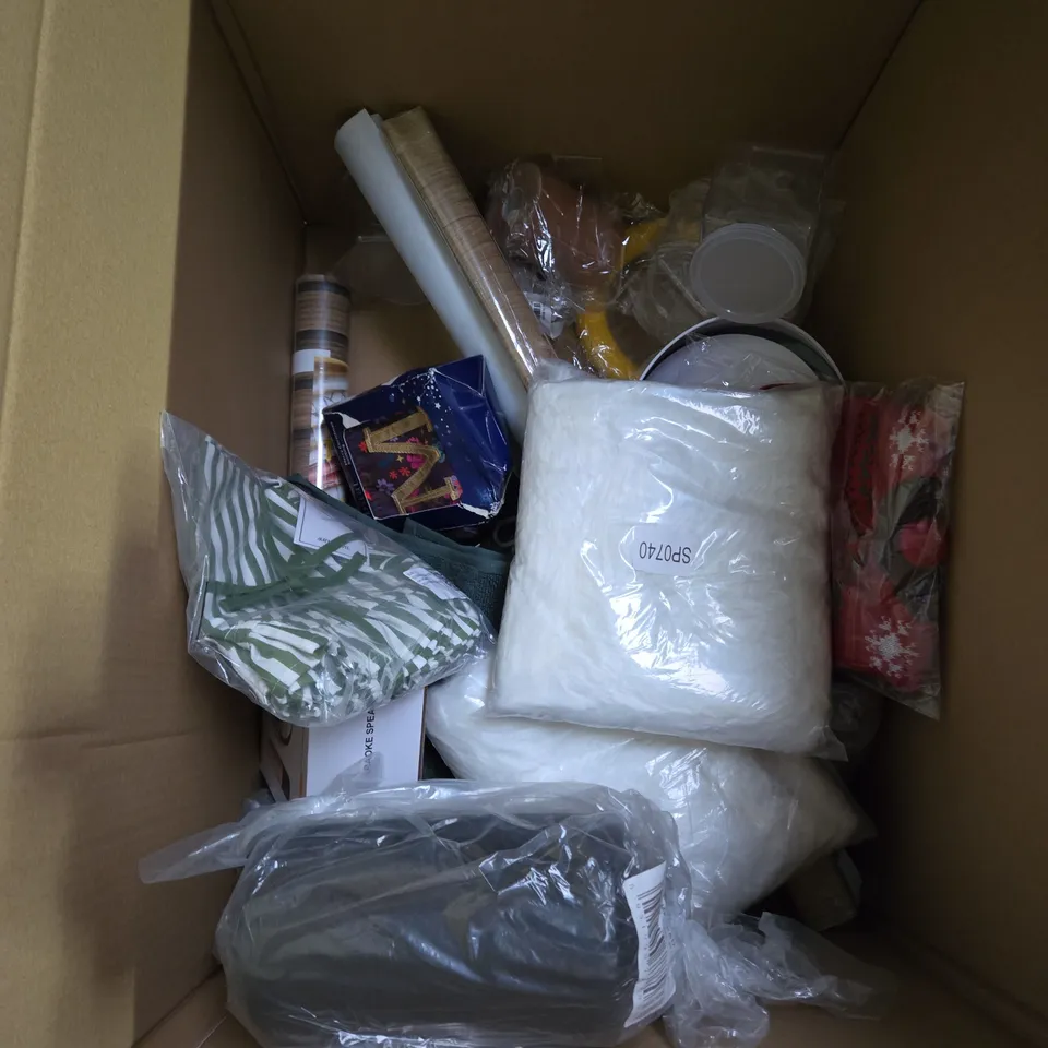 LARGE BOX OF APPROXIMATELY 15 ASSORTED HOUSEHOLD ITEMS TO INCLUDE - CRIMPIT WRAP SEALER - GIRAFFE DECORATION - PLASTIC BOWLS - ETC