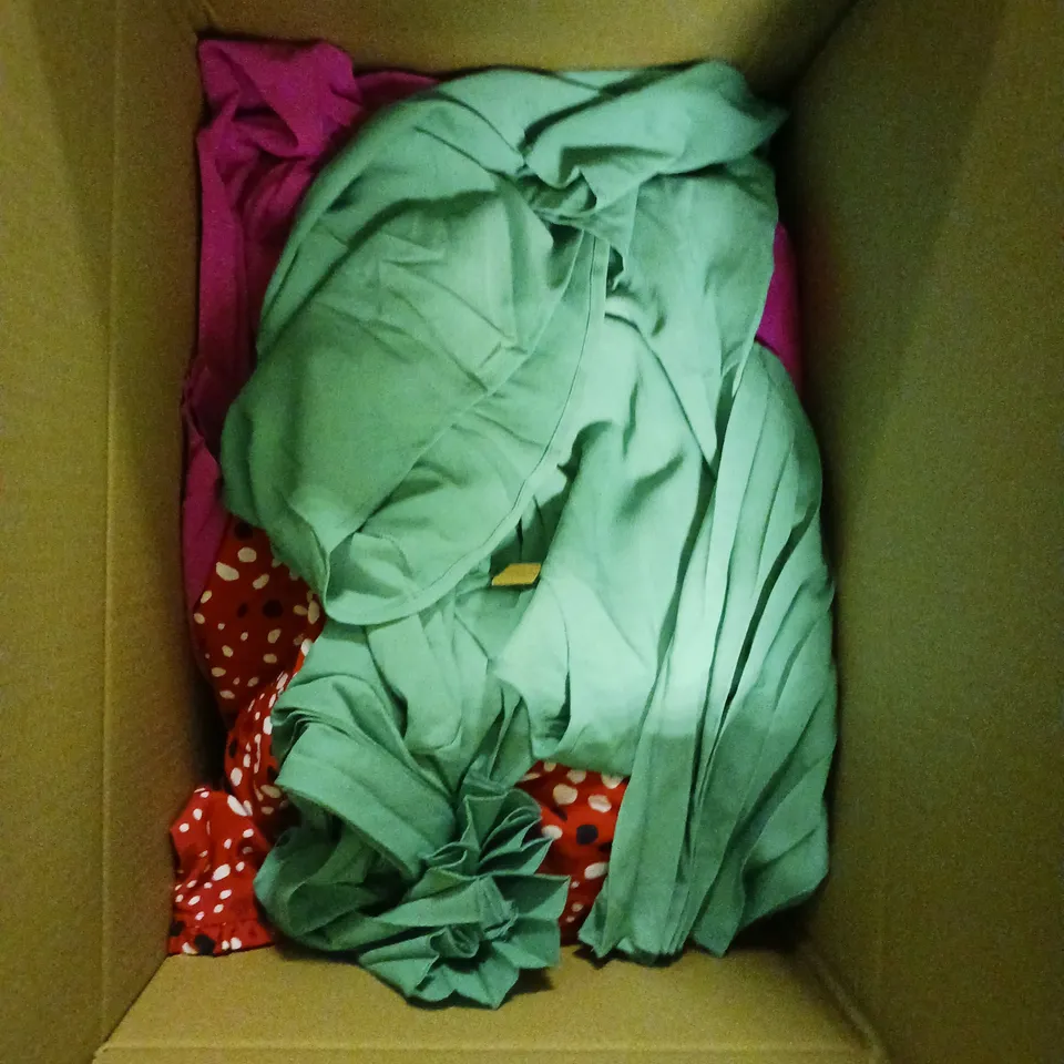 BOX OF APPROXIMATELY 10 ASSORTED CLOTHING AND FASHION ITEMS IN VARIOUS STYLES, SIZES, AND COLOURS / COLLECTION ONLY 