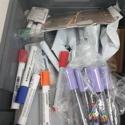 APPROXIMATELY 15 ASSORTED HOUSEHOLD PRODUCTS TO INCLUDE MARKER PENS, POSCA PENS AND ASSORTED SCREWS