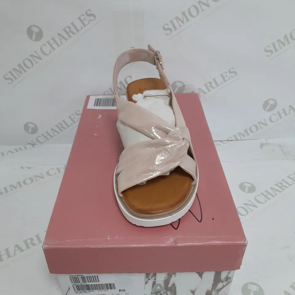 BOXED PAIR OF MODA IN PELLE OLANNA SANDALS IN ROSE GOLD METALLIC SIZE 5 
