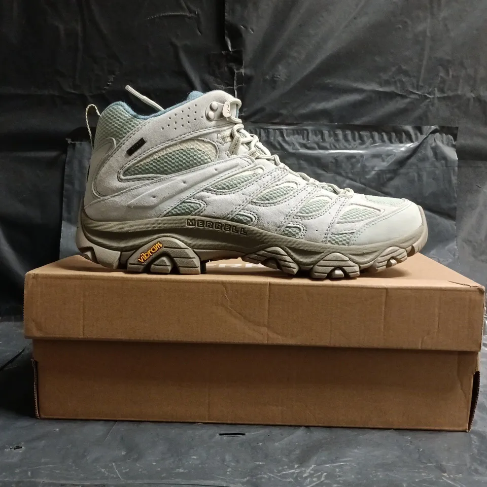 BOXED PAIR OF MERRELL MOAB 3 MID GTX SHOES IN PALE BLUE SIZE UK 10.5