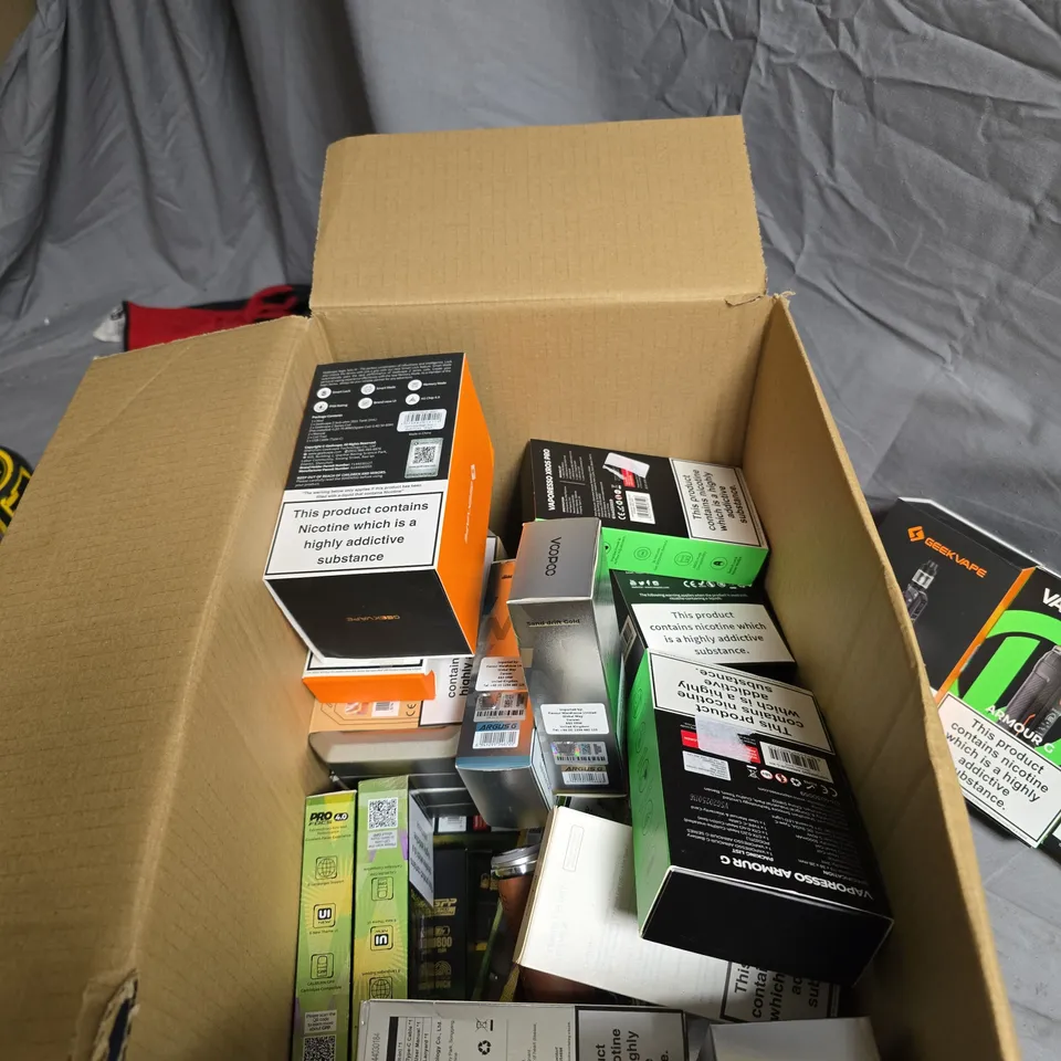 LOT OF APPROXIMATELY 20 ASSORTED VAPING ITEMS TO INCLUDE VAPORESSO/GEEKVAPE/UWELL