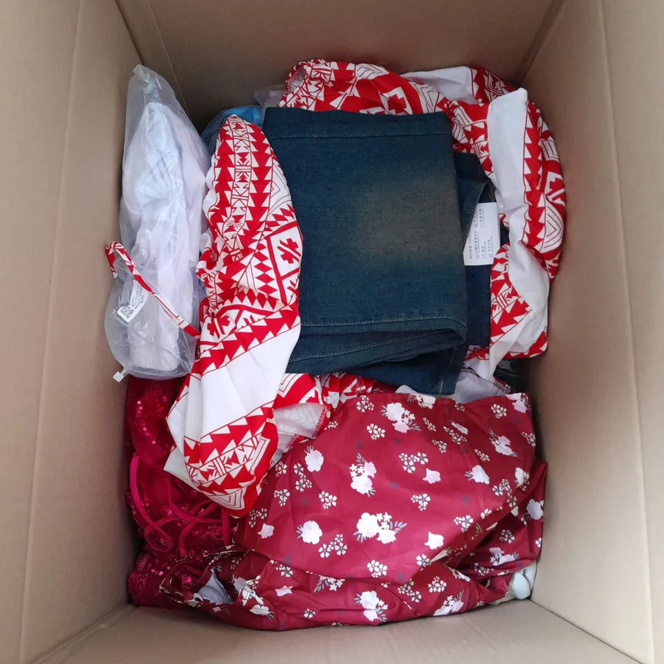 APPROXIMATELY 25 CLOTHING ITEMS TO INCLUDE JEANS AND DRESSES. ASSORTED SIZES, COLOURS AND STYLES