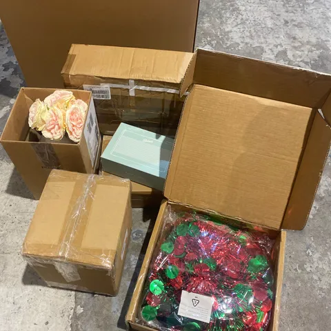 BOX OF 6 ASSORTED ITEMS TO INCLUDE: PEONY ROSES, RAMBLER MINI RADIO, CHRISTMS DECORATION ETC
