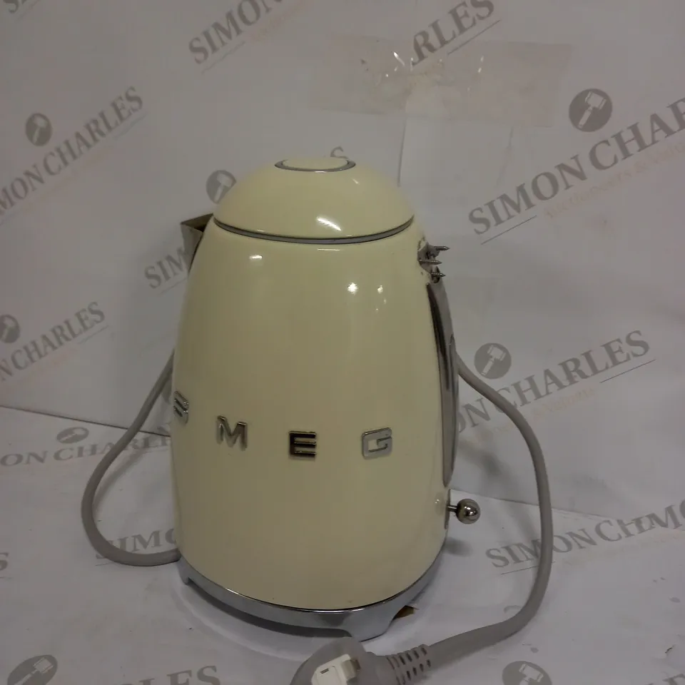 SMEG KETTLE IN CREAM