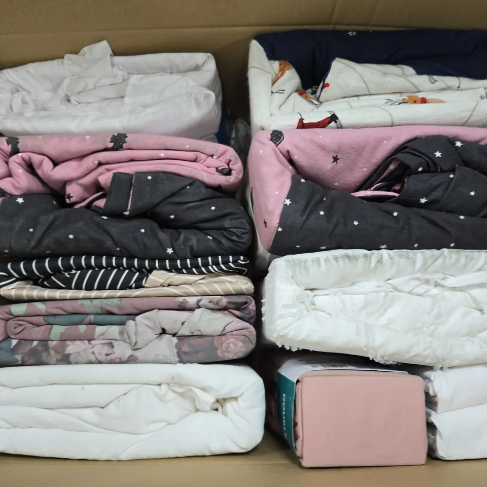 BOX OF APPROXIMATELY 12 ASSORTED BEDDING & SOFT FABRICS ITEMS TO INCLUDE - DUVET SET - FITTED SHEET ETC. 