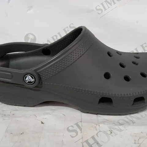 BOXED PAIR OF CROCS CLASSIC SHOES IN SLATE GREY SIZE M13