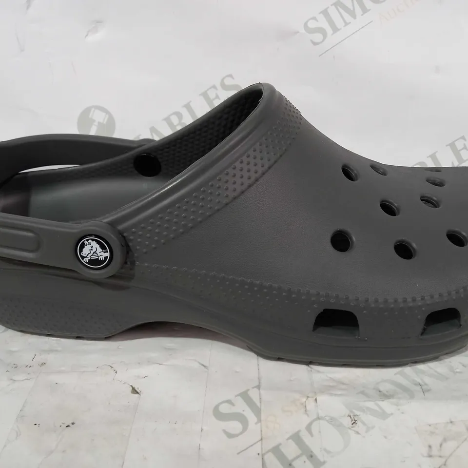 BOXED PAIR OF CROCS CLASSIC SHOES IN SLATE GREY SIZE M13
