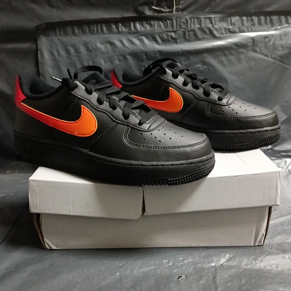 BOXED PAIR OF NIKE AIR FORCE 1 LOW TRAINERS IN BLACK/ORANGE SIZE UK 4.5