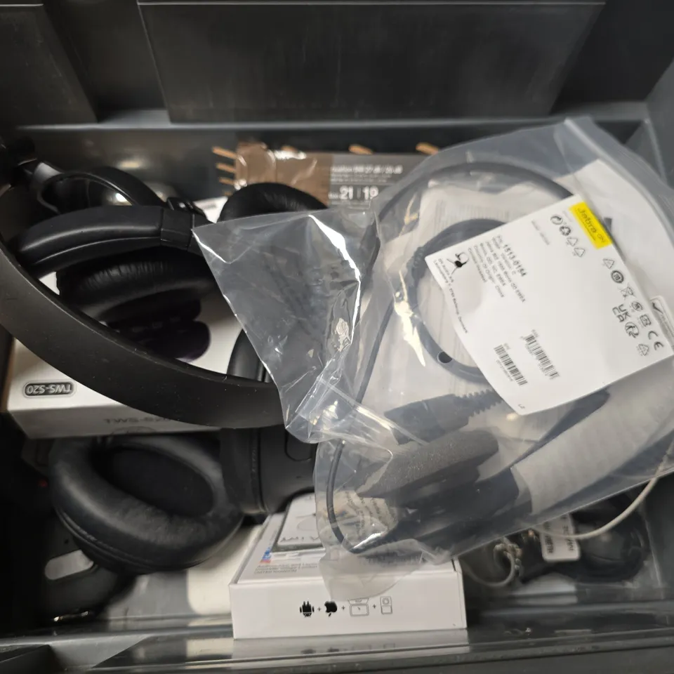 APPROXIMATELY 12 ASSORTED EARBUDS & HEADPHONES TO INCLUDE BRANDS SUCH AS JABRA, JBL, JLAB, ETC