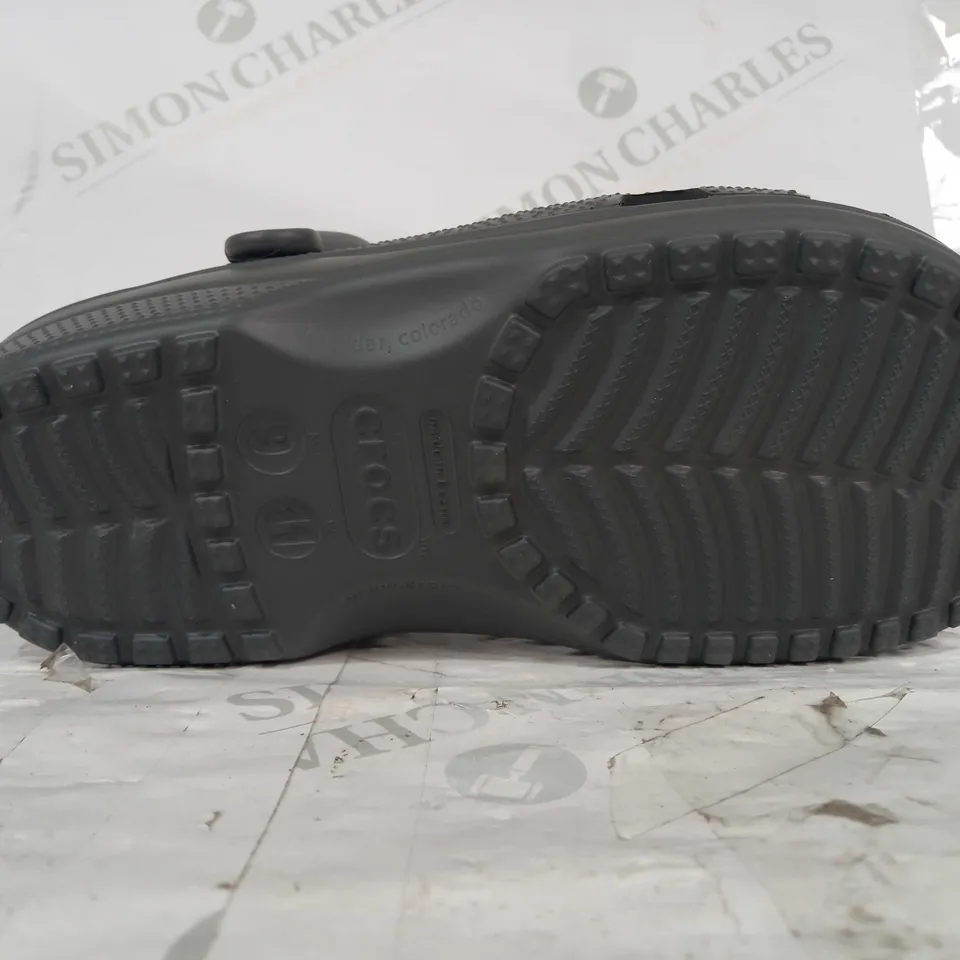 BOXED PAIR OF CROCS CLOGS IN GREY UK SIZE M8/W9