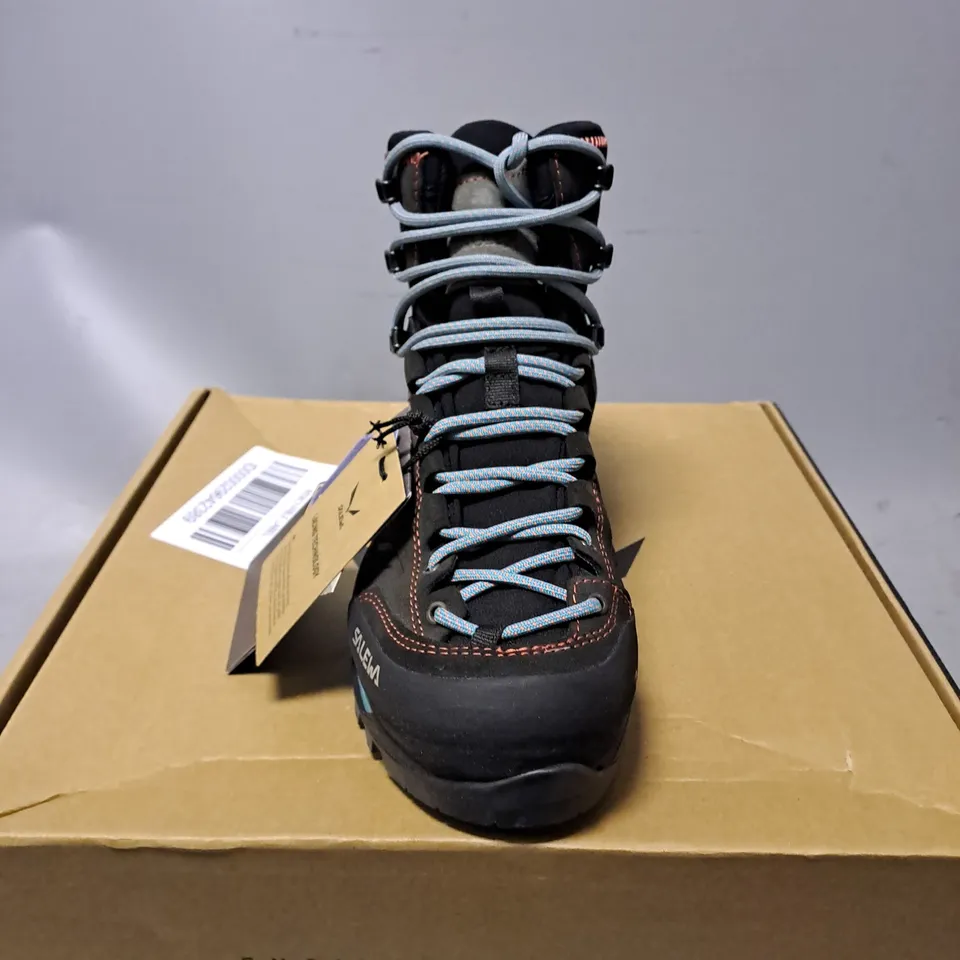 BOXED SAKEWA WOMENS MOUNTAIN TRAINERS MID GTX - UK 7 