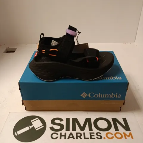 BOXED PAIR OF COLUMBIA KONOS ELEVATE STRAP SANDALS IN BLACK - UK 4