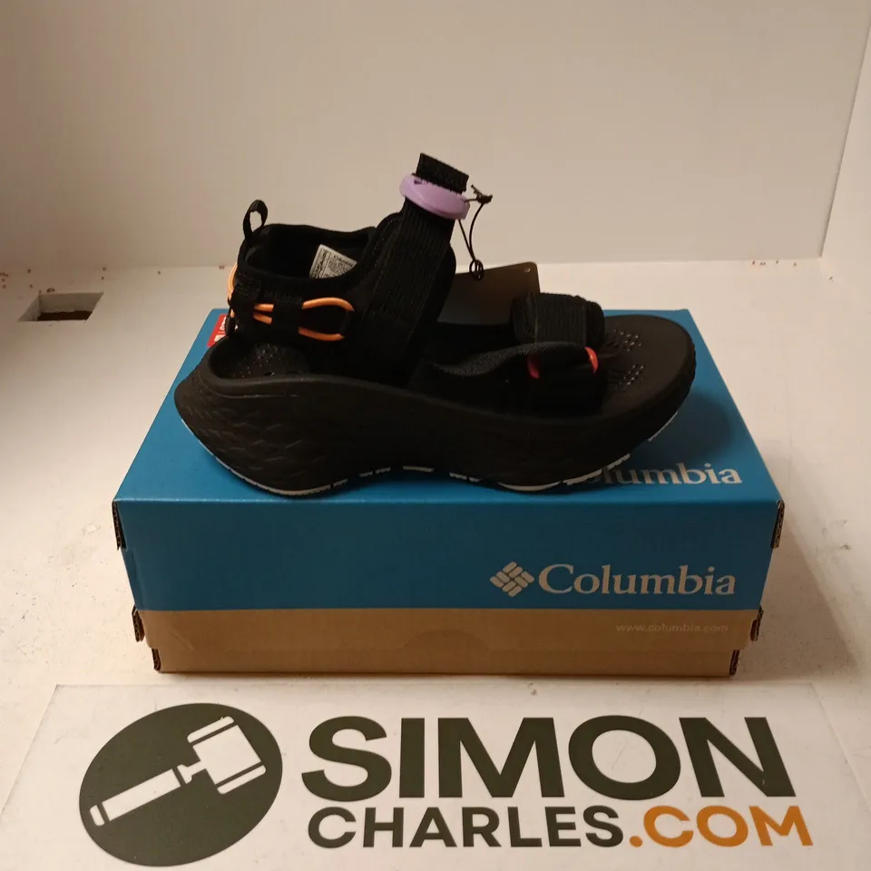 BOXED PAIR OF COLUMBIA KONOS ELEVATE STRAP SANDALS IN BLACK - UK 4