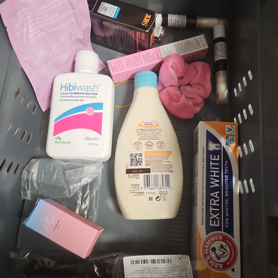 APPROXIMATEY 20 ASSORTED HEALTH AND BEAUTY PRODUCTS TO INCLUDE - MERODA EYE PERFECTING SHIMMER STICK - HARD WAX BEADS - BOOTS SHOWER GEL - ETC