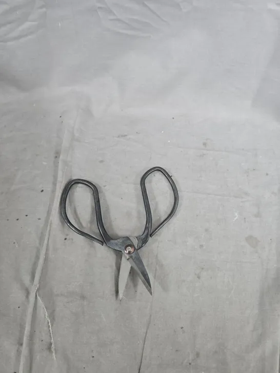 Lot 852: VINTAGE LEATHER-SHEATHED SCISSORS WITH BRASS FITTINGS ...