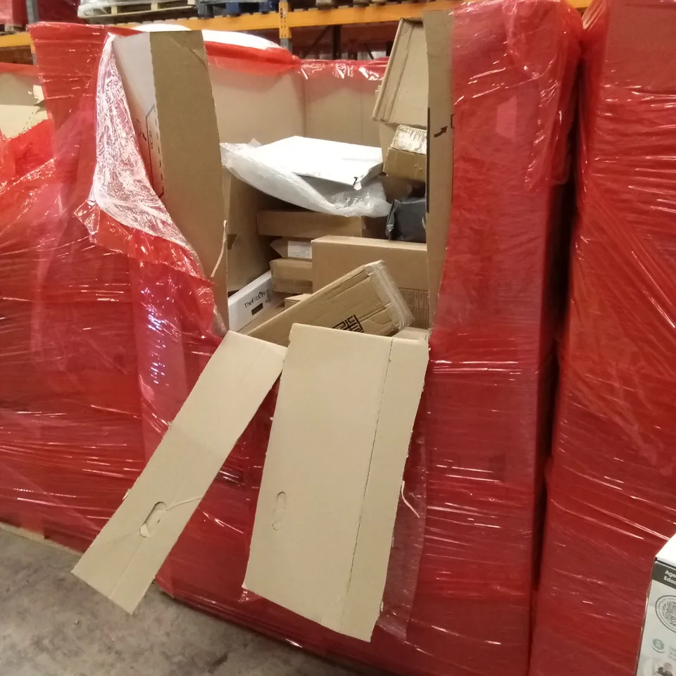 PALLET OF ASSORTED HOUSEHOLD GOODS AND PRODUCTS TO INCLUDE; BLIND, STEAM CLEANER, TOILET SEAT, BABY UPSEAT ETC
