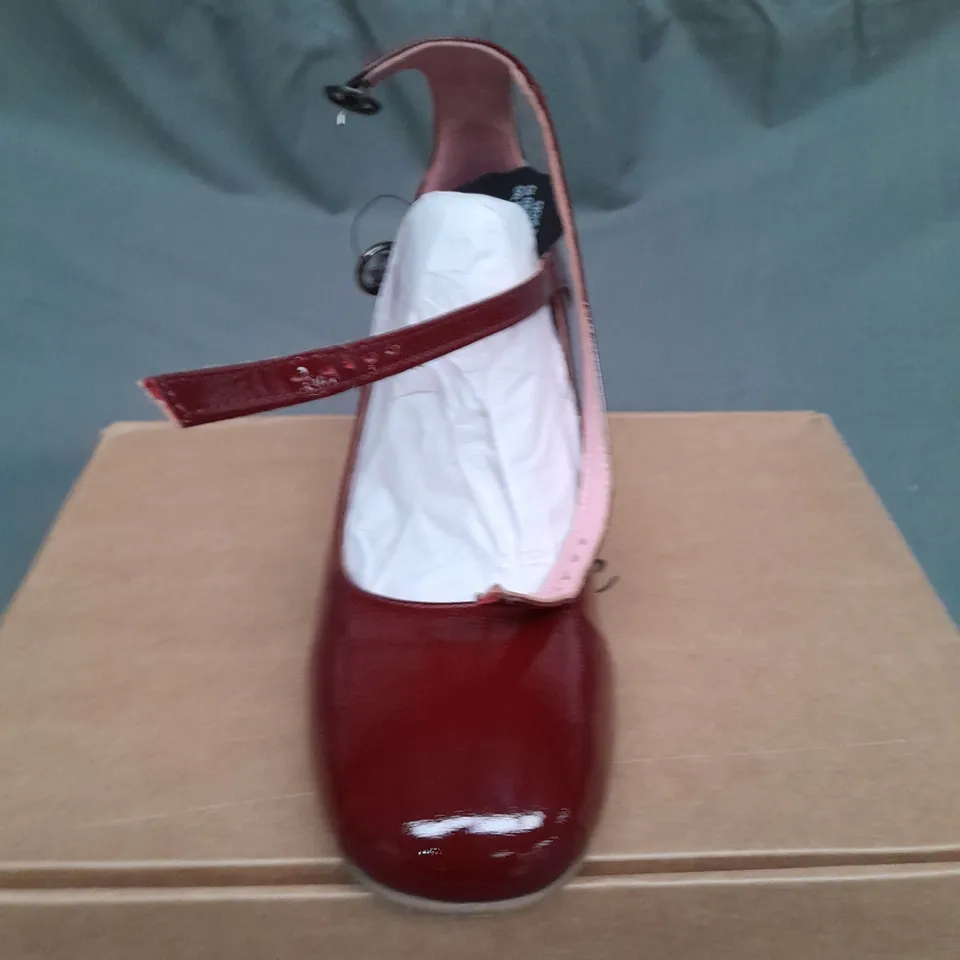 BOXED PAIR OF JOANIE ROUEN BLOCK HEEL CLOSE TOE SHOE SIZE 7